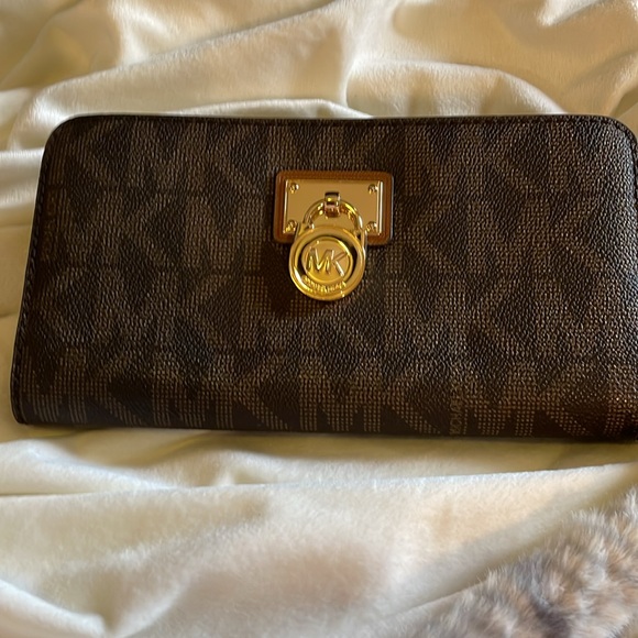 Authentic Michael Kors Zippy Wallet - Picture 6 of 14